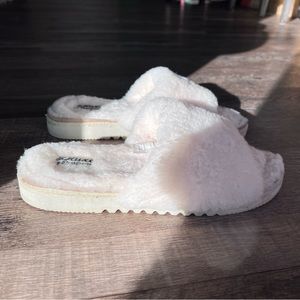 dluxe by dearfoams Sutton Genuine Shearling Slides